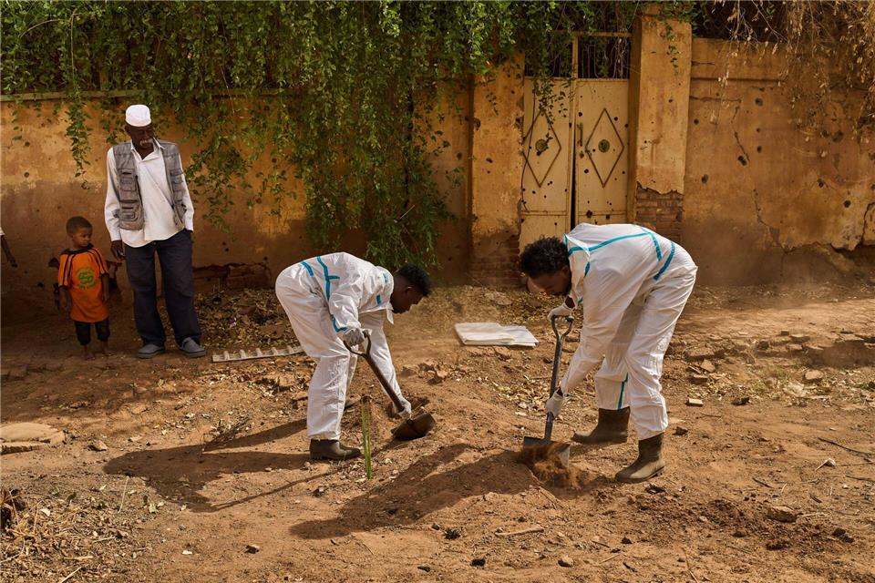 Mitarbeiter der Forensic Medicine Corporation exhumieren in Omdurman im Sudan die Leiche eines Mannes, der 2023 von der paramilitärischen Gruppe Rapid Support Forces (RSF) getötet wurde.Bernat Armangue/AP/dpa