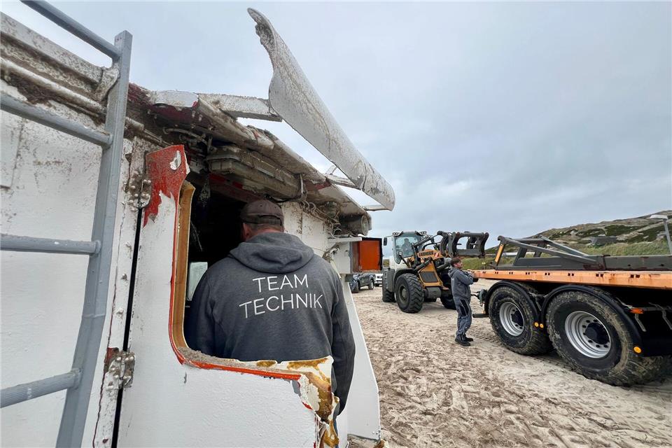 Führerhäuschen des vor Sylt gesunkenen Lotsenbootes geborgen Mitarbeiter der Gemeinde aus Hörnum und Westerlands haben den vor Sylt (Hörnum) angespülten Aufbau eines ehemaligen Lotsenbootes vom Strand geborgen.Lea Albert/dpa