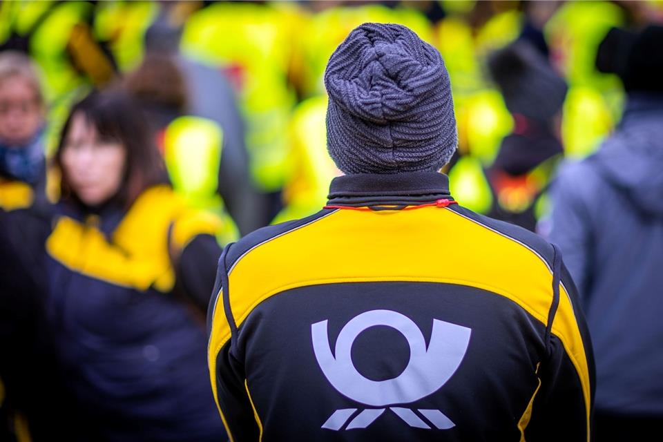 Mitarbeiter der Post beteiligen sich an einer Protestkundgebung.