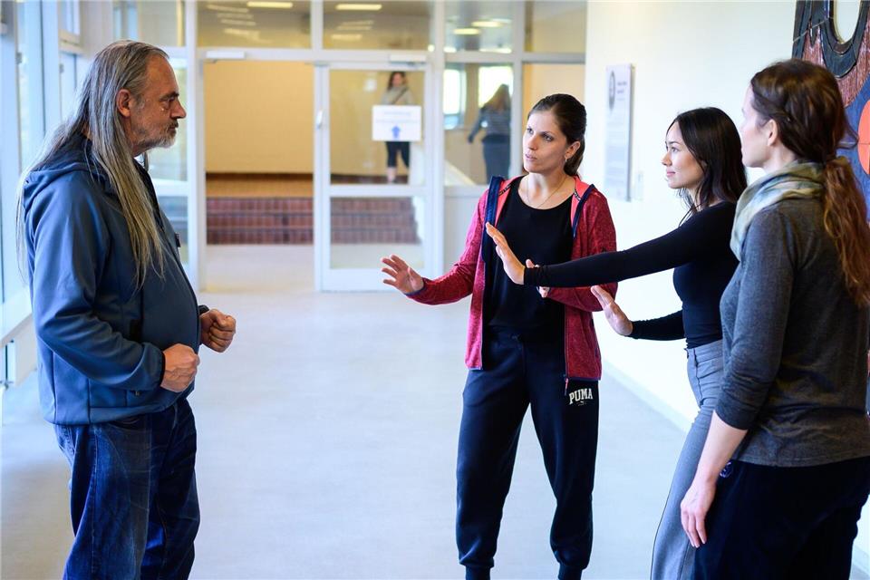 Mitarbeiter der Psychiatrischen Klinik Lüneburg trainieren in einem Rollenspiel professionelle Deeskalationsstrategien. Philipp Schulze/dpa