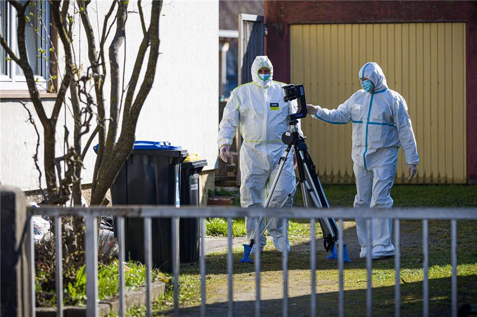 Mitarbeiter der Spurensicherung der Polizei arbeiteten vor dem Tatort: ein Einfamilienhaus in der Region Hannover.Moritz Frankenberg/dpa