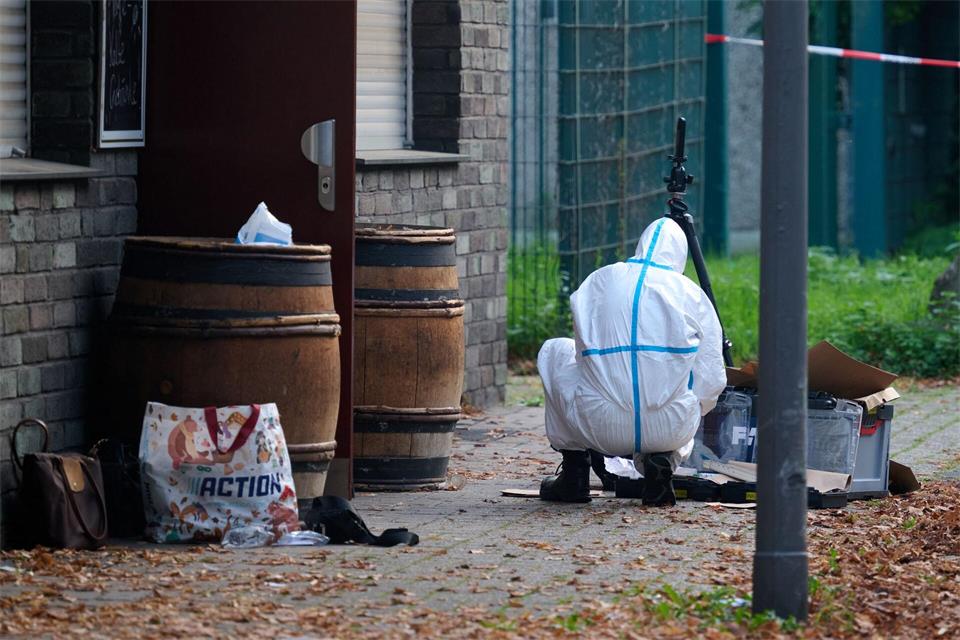 Mitarbeiter der Spurensicherung sind am Tatort im Einsatz.Bernd Thissen/dpa