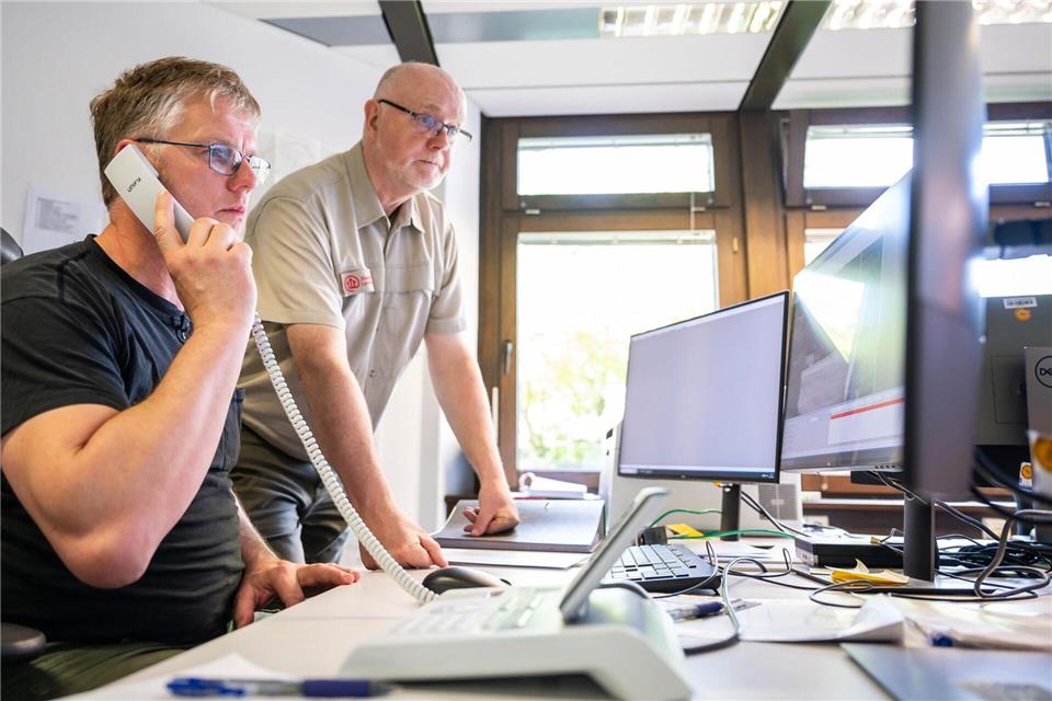 Mitarbeiter der Waldbrandzentrale werten Bilder der Überwachungskameras aus. (Archivfoto) Philipp Schulze/dpa