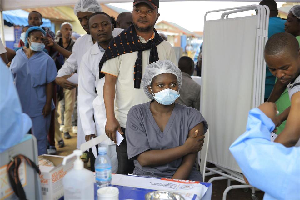 Mitarbeiter des Gesundheitswesens sollen im Osten des Kongo eine Dosis des Ebola-Impfstoffs erhalten. (Archivbild)Sebastien Kitsa Musayi/AP/dpa