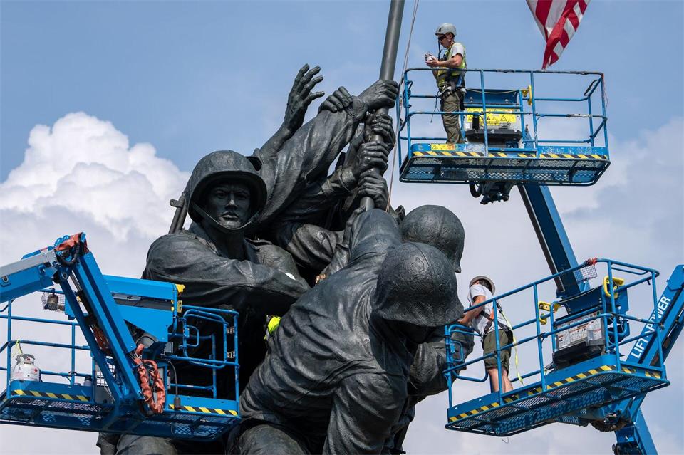 Mitarbeiter des National Park Service reinigen das United States Marine Corps War Memorial (Iwo-Jima-Denkmal) in Arlington.Mark Schiefelbein/AP/dpa