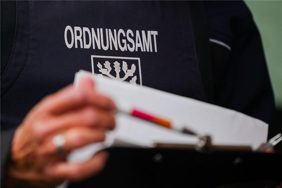 Mitarbeiter des Ordnungsamtes beteiligten sich an der Kontrollaktion gegen Schrottimmobilien und Sozialbetrug in mehreren RuhrgebietsstädtenChristoph Reichwein/dpa
