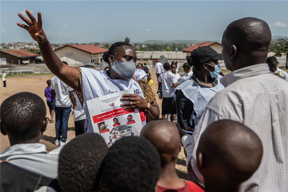 Mitarbeiter des Roten Kreuzes betreiben Aufklärung über Ebola und den Schutz vor einer Ansteckung. (Archivbild)Moses Sawasawa/AP/dpa
