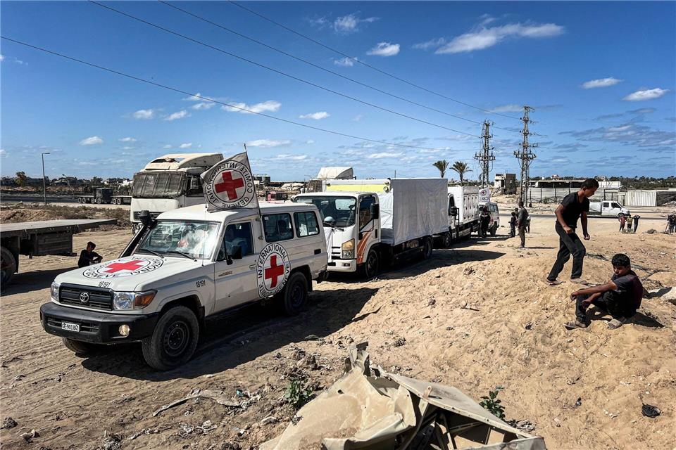 Mitarbeiter des Roten Kreuzes helfen bei Übergabe der Leichen von Geiseln. (Archivbild)Belal Abu Amer/APA Images via ZUMA Press Wire/dpa
