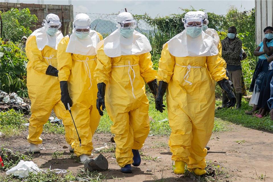 Mitarbeiter des Roten Kreuzes in Schutzanzügen in einem Gesundheitszentrum in Rwampara, Kongo.Moses Sawasawa/AP/dpa