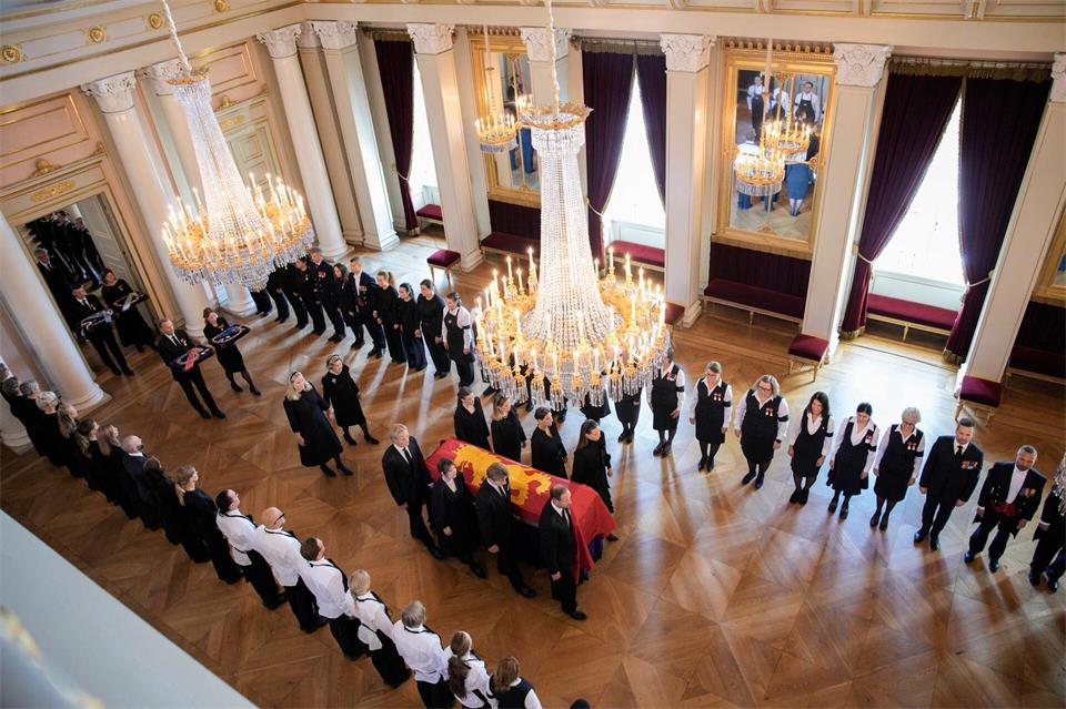 Mitarbeiter des Schlosses bildeten ein Spalier. Stian Lysberg Solum/NTB/dpa