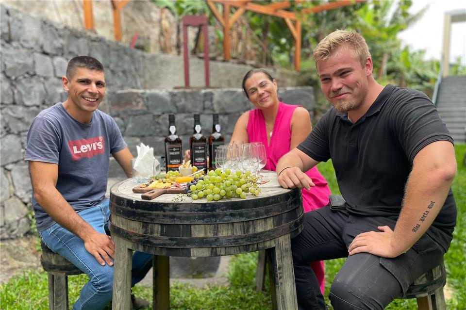 Mitarbeiter des Weinguts Quinta da Saraiva: Ihnen kann man bei Weinlese und Traubentreten helfen.Manuel Meyer/dpa-tmn
