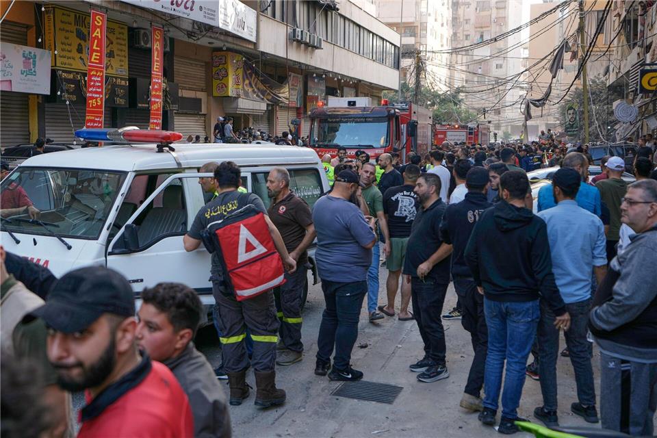 Mitarbeiter des Zivilschutzes am Ort eines israelischen Angriffs im südlichen Vorort von Beirut. Bilal Hussein/AP/dpa