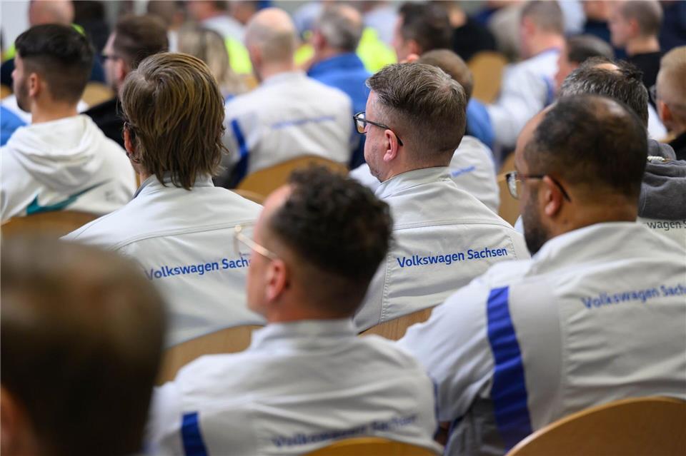 Mitarbeiter des Zwickauer Volkswagen-Werkes bei einer Feierstunde zum 35. Jubiläum. Dabei wurde bekannt, dass die Autofabrik entgegen früherer Planungen ein Mehrmarken-Standort bleiben wird. Hendrik Schmidt/dpa