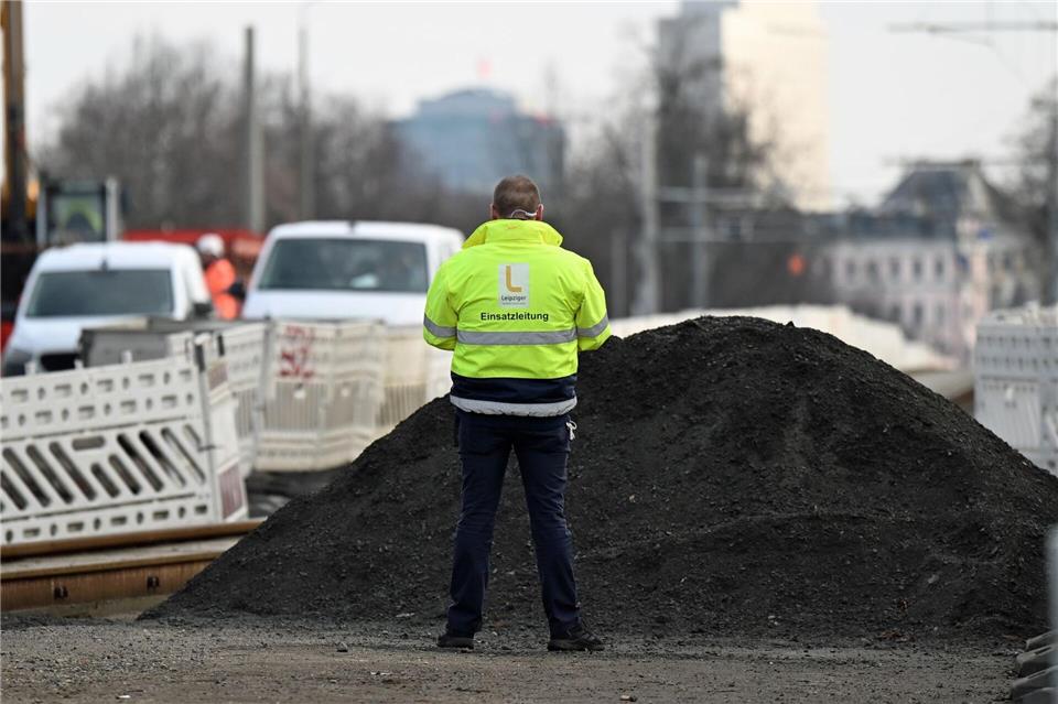 Mitarbeiter einer Spezialfirma sondieren den Bereich im Wasser unterhalb der Zeppelinbrücke.Jennifer Brückner/dpa