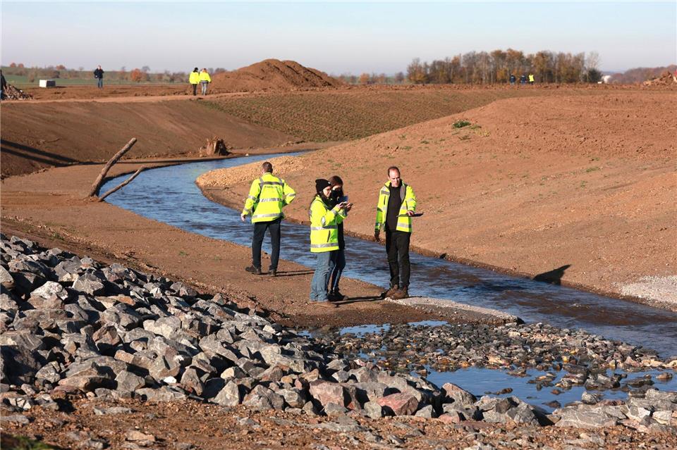 Mitarbeiter eines Baubetriebes besichtigen den neuen Verlauf der Selke im Salzlandkreis zwischen Hoym und Gatersleben. Matthias Bein/dpa
