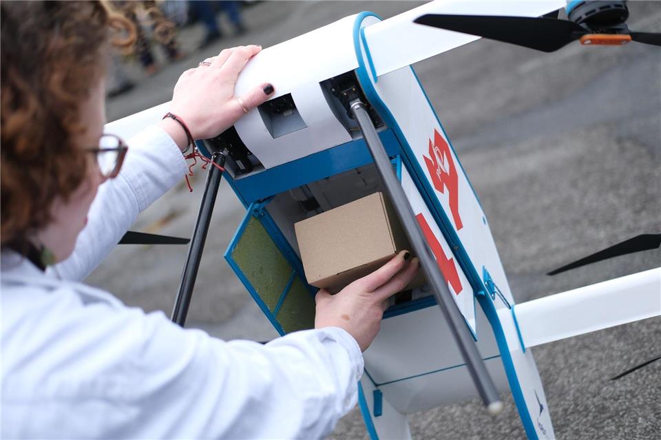 Mitarbeiter in Apotheken werden extra geschult, um die Drohne losschicken zu können. Sebastian Willnow/dpa
