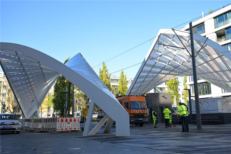 Trambahn in München entgleist - Vier Verletzte Mitarbeiter kümmern sich um die Aufräumarbeiten.Malin Wunderlich/dpa