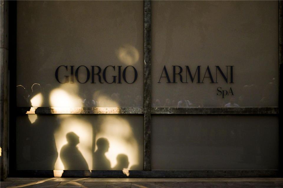 Bilder des Tages Mitarbeiter nehmen Abschied von der verstorbenen Modeikone Giorgio Armani.Nicola Marfisi/AP/dpa