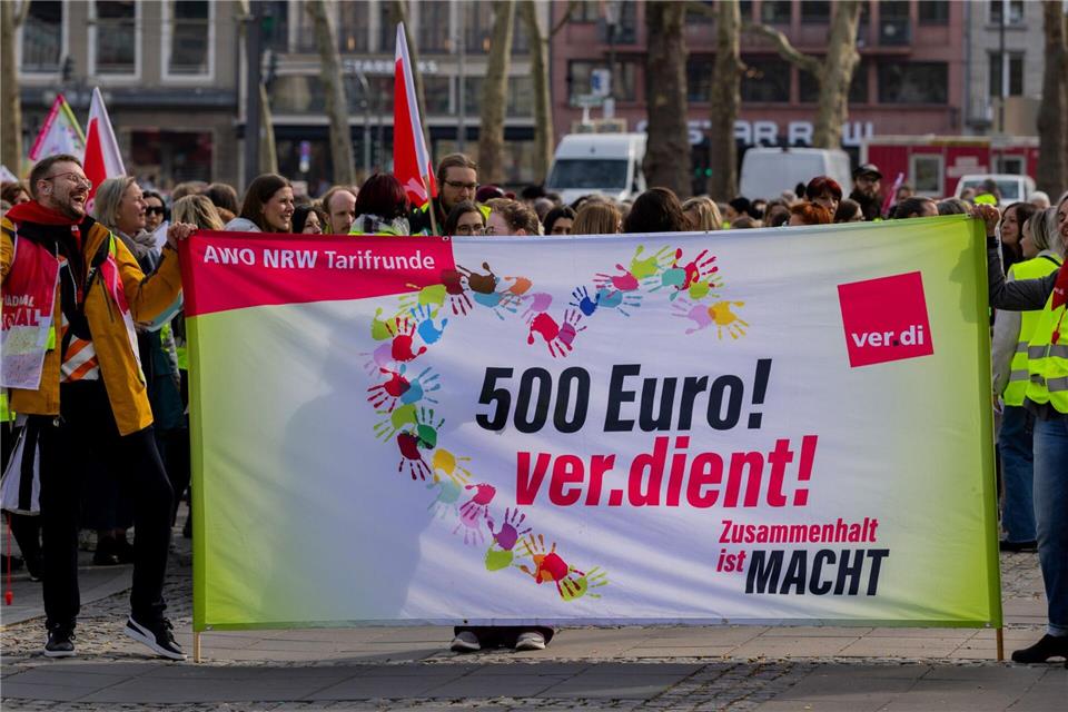 Mitarbeiter von AWO-Einrichtungen nehmen an einem Warnstreik in der Innenstadt teil.Rolf Vennenbernd/dpa