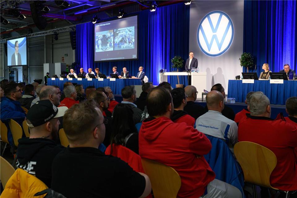 Mitarbeiter von Volkswagen Sachsen bei einer Feierstunde zum 35. Jubiläum des Unternehmens in Zwickau. Hendrik Schmidt/dpa