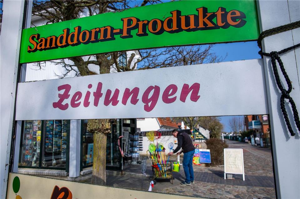 Mitbringsel auch am Sonntag im Ferienort kaufen - das ist ein Ziel der Sonntagsöffnung.Jens Büttner/dpa