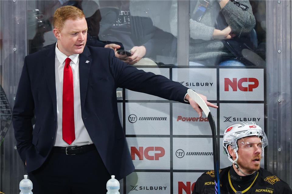 Mitch O’Keefe in Aktion an der Bande. Der Kanadier hat seinen Vertrag bei den Ice Tigers verlängert. (Archivbild)Daniel Karmann/dpa