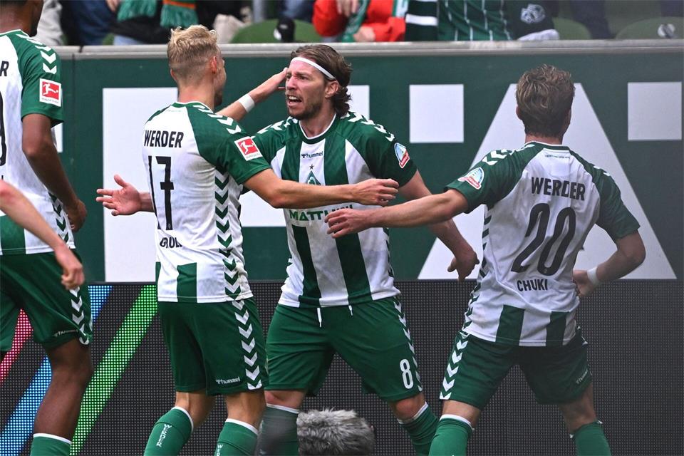 Mitchell Weiser von Werder Bremen (M) jubelt nach seinem Tor zum 3:2 gegen den FC Augsburg.David Inderlied/dpa