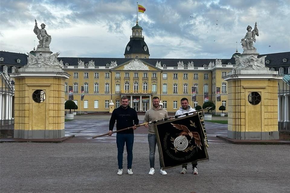 Mitglieder aus dem Verein brachten die Fahne persönlich nach Karlsruhe, um sie restaurieren zu lassen. Hier sieht man sie vor dem Karlsruher Schloss.Privat