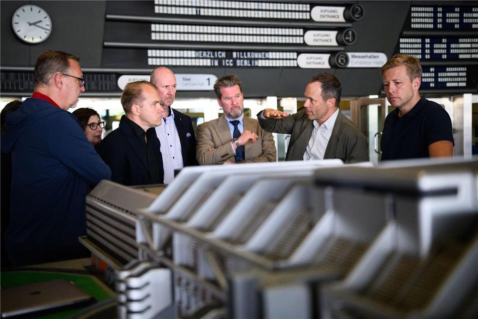 Mitglieder der CDU-Fraktion haben sich im ehemaligen Kongresszentrum ICC über die Pläne für die Zunkft des riesigen Gebäudes informiert. Bernd von Jutrczenka/dpa