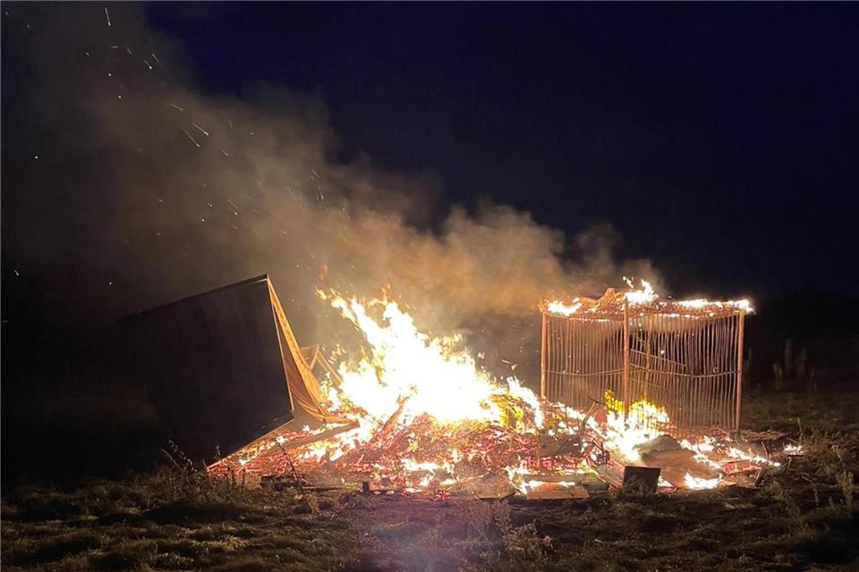 Mitglieder der Feuerwehr Erle und Raesfeld rückten am Dienstagabend zu einem Brand aus. 