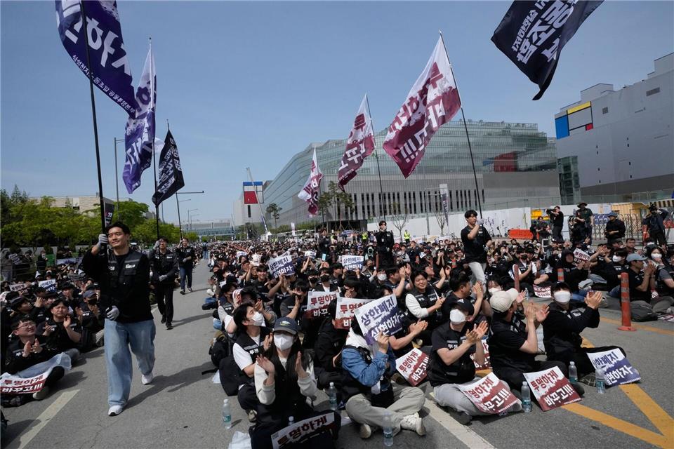 Mitglieder der Gewerkschaft von Samsung Electronics demonstrieren im April vor dem Computerchip-Komplex des Unternehmens im südkoreanischen Pyeongtaek für höhere Prämien.Ahn Young-joon/AP/dpa