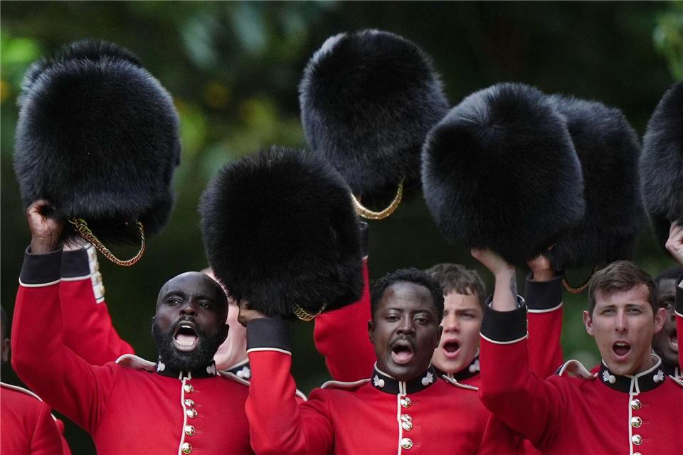 Mitglieder der Grenadier Guards applaudieren König Karl III. während der Übergabe der neuen Regimentsfahnen im Buckingham Palace in London.Jordan Pettitt/Pool PA/AP/dpa