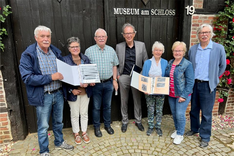 Mitglieder der Heimatvereine und der Erste Beigeordnete Markus Büsken (Mitte) präsentieren die aktuellen Fotoschätze. 