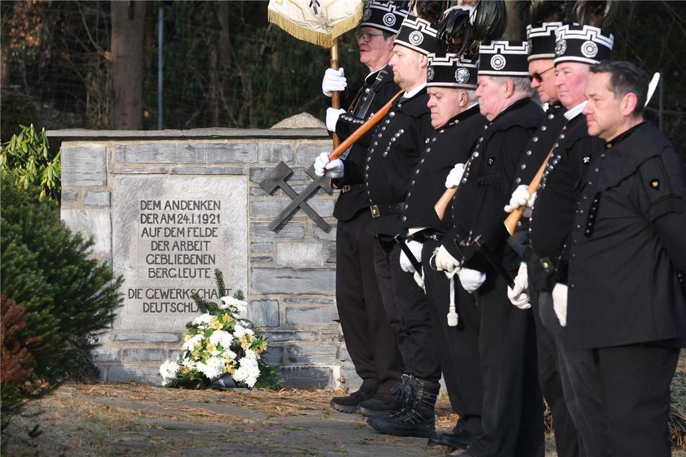 Mitglieder der Knappschaft des Lugau-Oelsnitzer Steinkohlereviers gedenken der Opfer der schweren Grubenexplosion im Jahr 1921. Sebastian Willnow/dpa