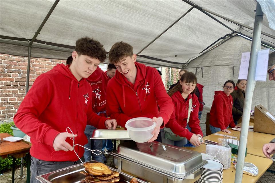 Mitglieder der Landjugend backen den Teig.