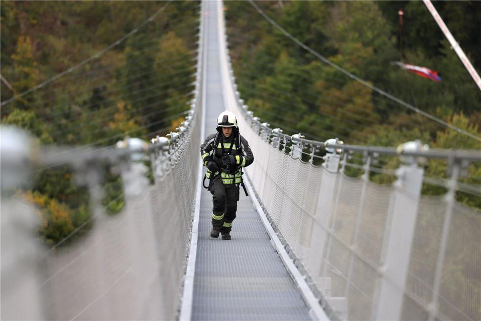 Mitglieder der Lauf- und Sportgruppe der Rotenburger Feuerwehr haben auf dem Highwalk den bis dato bestehenden Weltrekord geknackt.Tobias Hofmann/Freiwillige Feuerwehr Rotenburg/Fulda Kernstadt/dpa