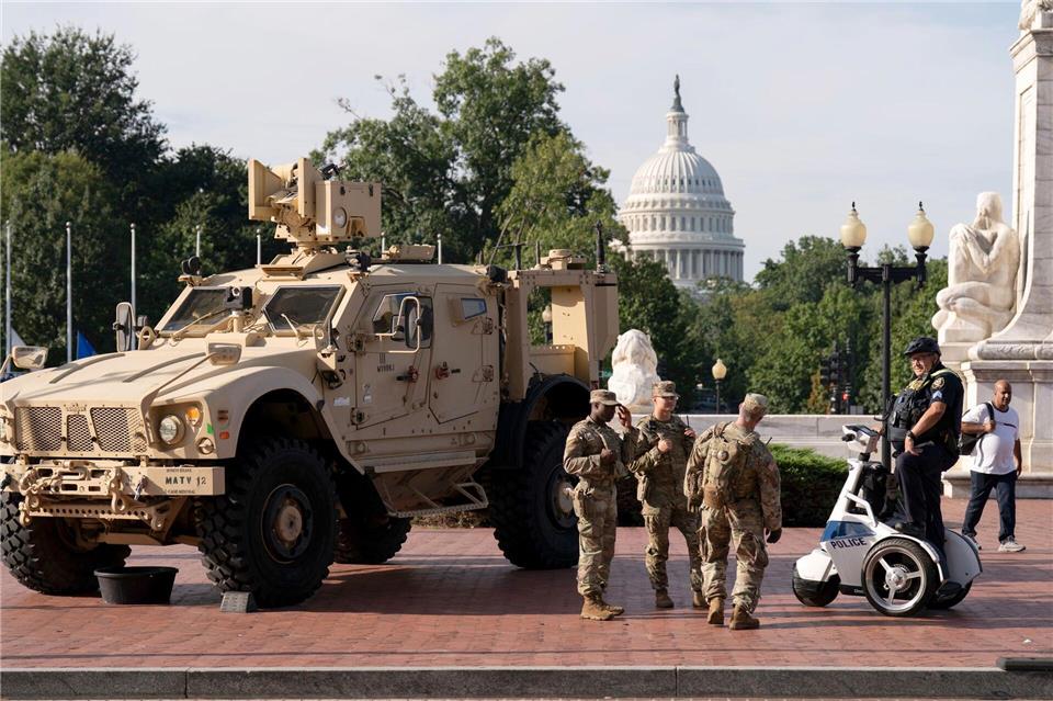Bilder des Tages Mitglieder der Nationalgarde, die auf Anordnung von Präsident Trump in der US-Hauptstadt Washington sind, stehen neben einem gepanzerten Fahrzeug. Jose Luis Magana/FR159526 AP/AP/dpa