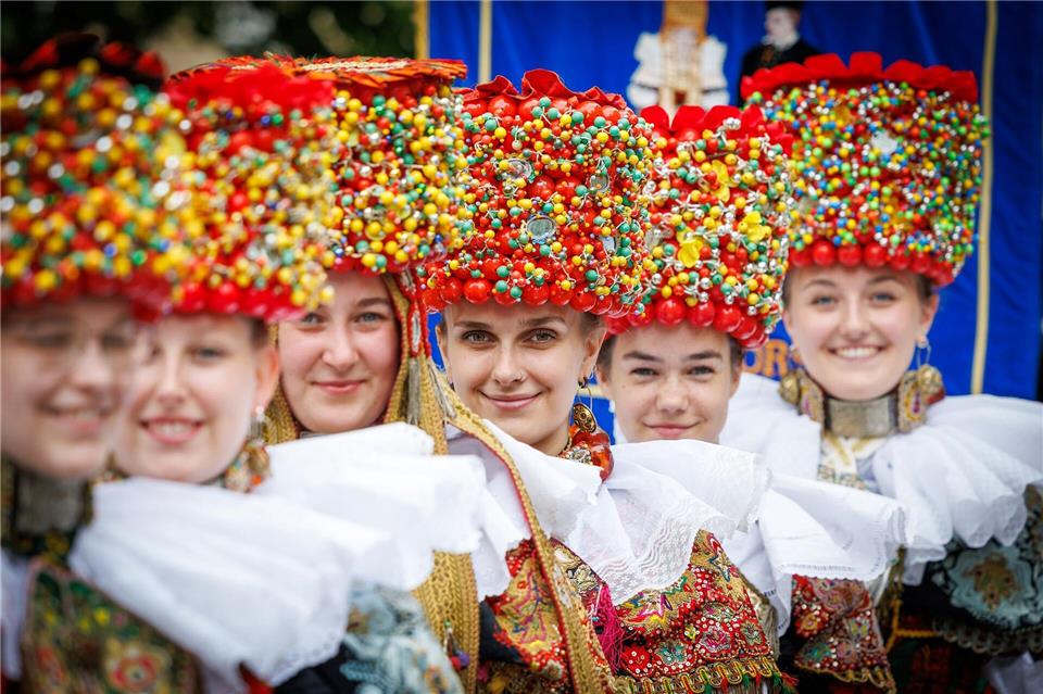 Bilder des Tages Mitglieder der Trachtengruppe Schaumburg Lippe tragen beim Tag der Niedersachsen in Osnabrück ihre traditionelle Tracht.Friso Gentsch/dpa