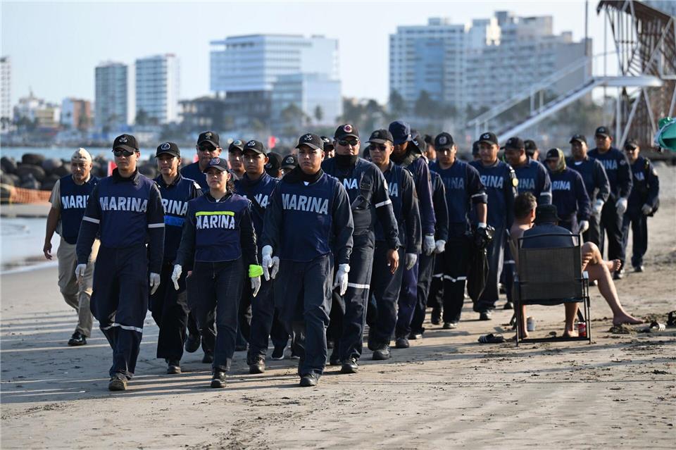 Mitglieder der mexikanischen Marine beteiligen sich an den Reinigungsarbeiten.Yahir Ceballos/dpa