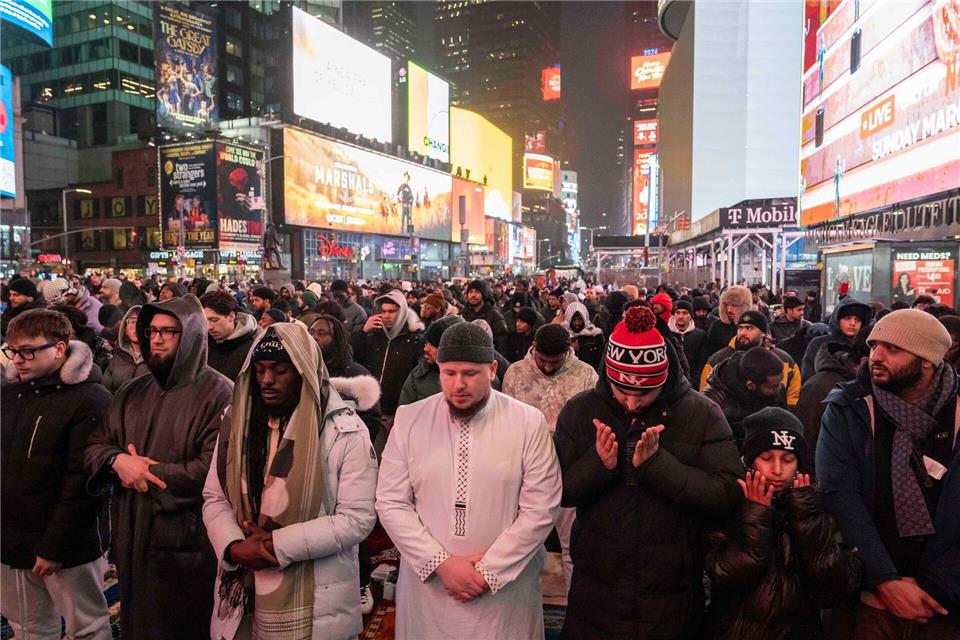 Mitglieder der muslimischen Gemeinschaft beten am Times Square in New York.Yuki Iwamura/AP/dpa