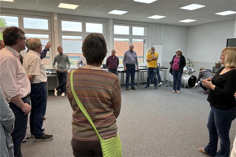 Mitglieder des Ausschusses für Schule und Bildung haben vor der jüngsten Sitzung den Erweiterungsbau am Raesfelder Standort der Julia-Koppers-Gesamtschule besichtigt.