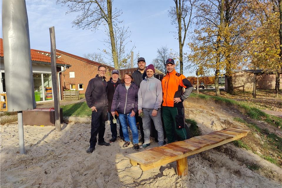 Mitglieder des Fördervereins der St.-Nikolaus-Kita haben mit Helfern das Außengelände des Kindergartens umgebaut. Mit dabei waren (v.l.) Jonathan Schmidt, Jens Jürgensen, Mechthild Westerkamp, Florian Bußkamp, Marc Stiemer und Stefan Gülker.
