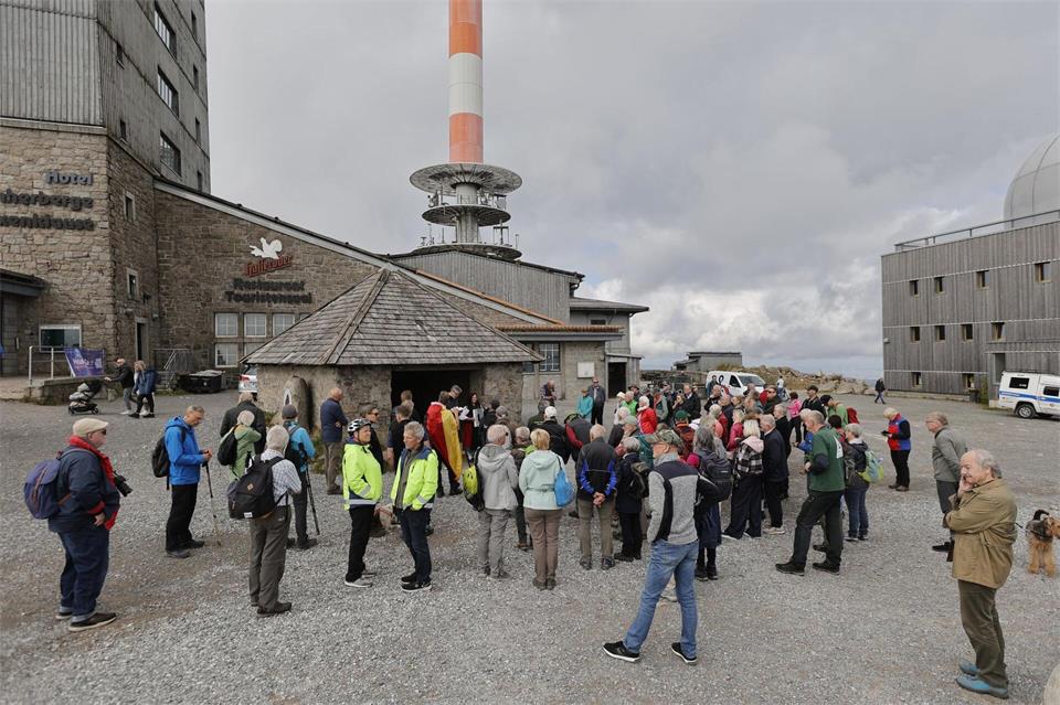 Mitglieder des Harzklub e.V. haben zu ihrer traditionellen Veranstaltung zum Tag der Deutschen Einheit auf den Brocken eingeladen.Matthias Bein/dpa