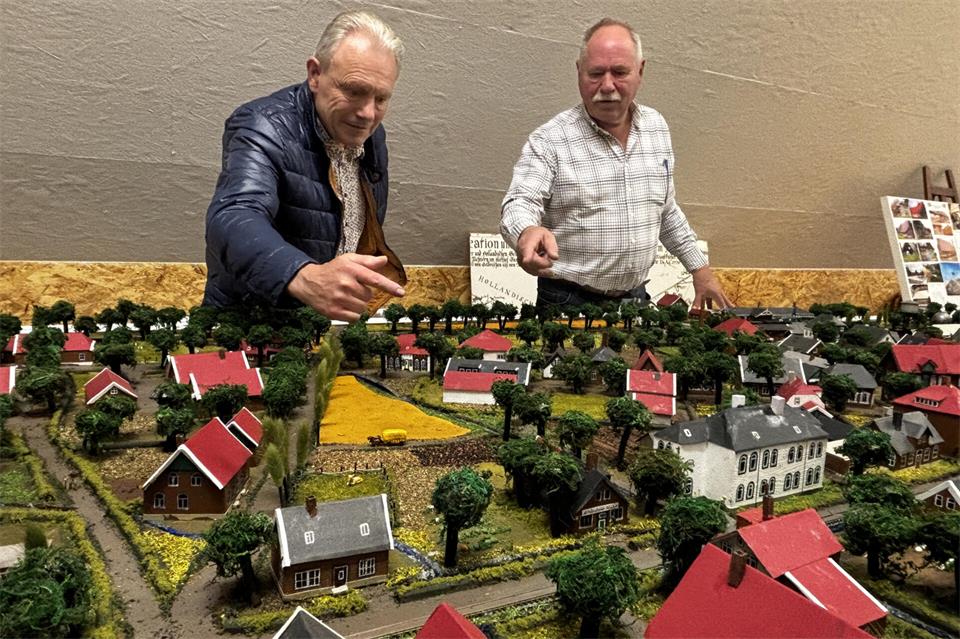 Mitglieder des Heimatvereins Burlo haben ein Ortsmodell des Dorfes gebaut, das die Zeit um 1925 darstellt. Auf dem Bild sind Wilhelm Keiten-Schmitz (links) und Hans-Georg Wilkes zu sehen.