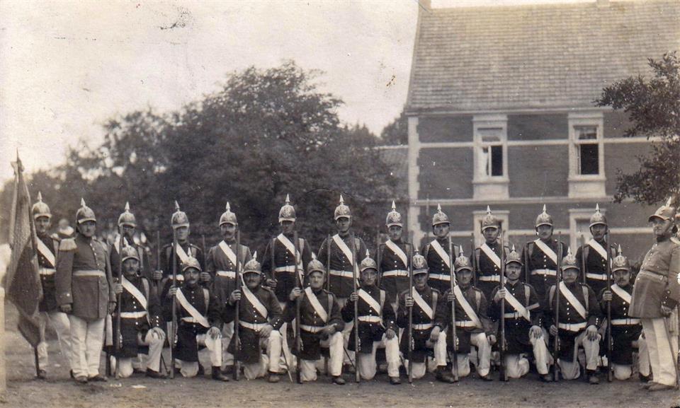 Mitglieder des Kriegervereins stellten im Festzug das „Borkener Stammbataillon“ dar. Hier reihen sie sich auf dem Schulhof der Rektoratschule an der Bocholter Straße für den Fotografen auf. Auf dem Foto sind unter anderem Rudolf Koormanns Großvater Bernhard und dessen jüngerer Bruder Nikolaus zu sehen. Koormann hält kommende Woche einen Vortrag zu dem Festumzug. 