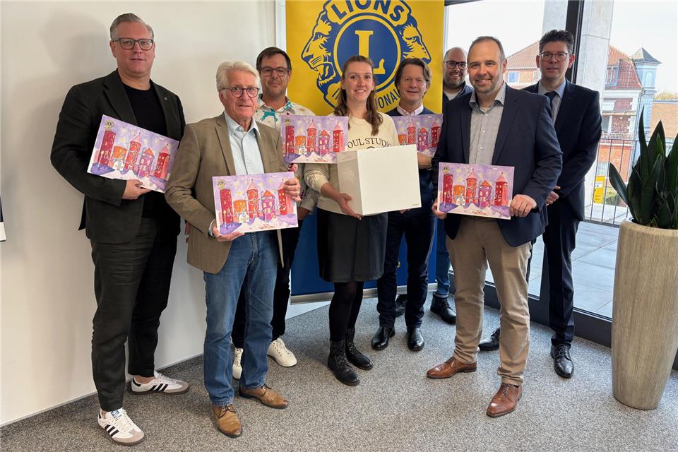 Mitglieder des Lions Clubs haben im Mergelsberg-Verlag die Gewinnlose des Adventskalenders gezogen.