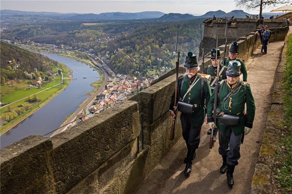 Mitglieder des Militärhistorischen Darstellungsvereins Sachsen patrouillieren im Rahmen der Veranstaltung „Militäralltag auf der Festung“ auf der Festung Königstein.Jürgen Lösel/dpa
