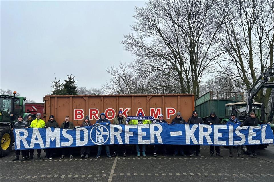 Mitglieder des Schalke-Fanclubs Schalker Kreisel haben Tannenbäume eingesammelt.