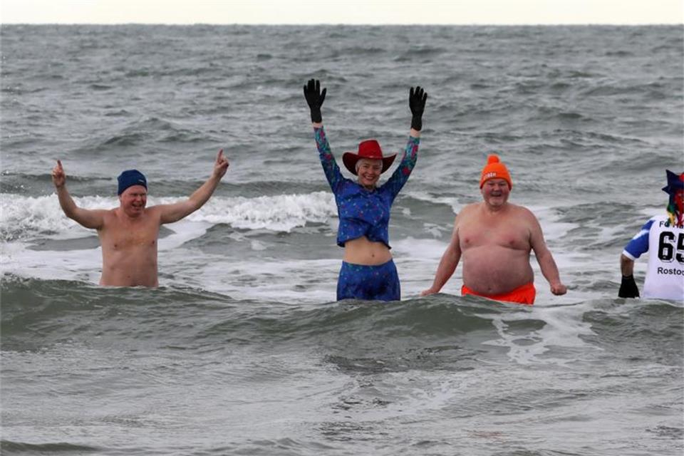 Lockdown-Trend Eisbaden: Heilsversprechen oder Risiko? Mitglieder des Vereins Rostocker Seehunde e.V. gehen in die 1,5 Grad kalte Ostsee. Foto: Bernd Wüstneck/dpa-Zentralbild/dpa