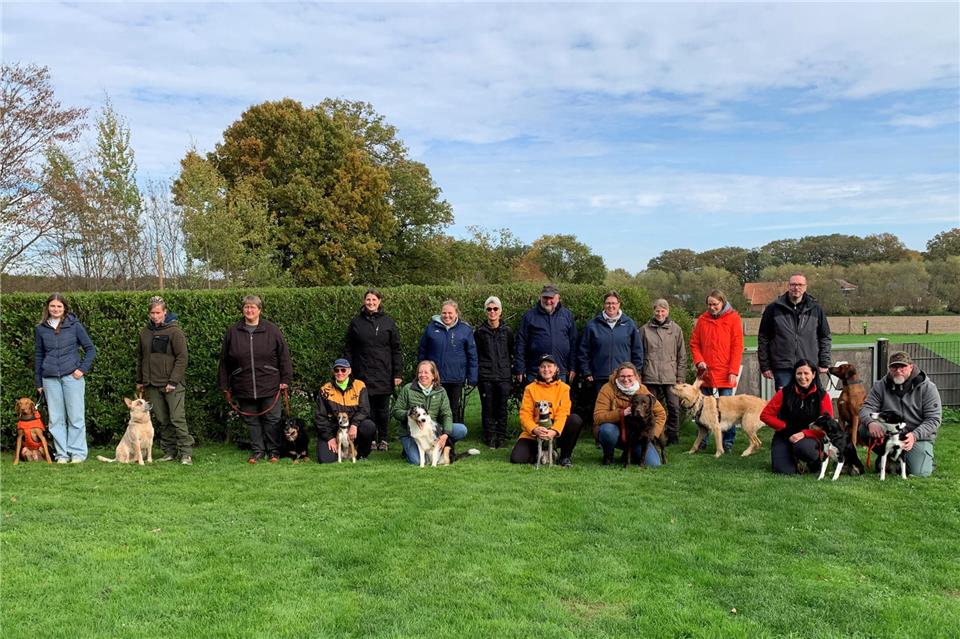 13 Halter freuen sich, jetzt einen Begleithund zu haben  Mitglieder des Vereins zur Erziehung und Ausbildung von Hunden (VEA Borken) haben jetzt mit ihren Tieren die Prüfung zum Begleithund abgeschlossen.